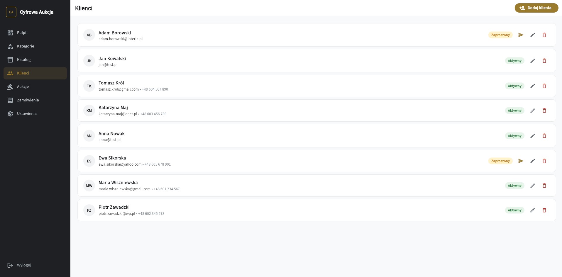 Lista klientów z danymi kontaktowymi, statusami i opcją zaproszenia